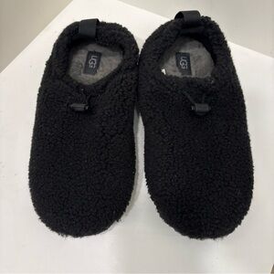 UGG Plushy Slipper Black Fuzzy Wool Lined Toggle Size 10 Women’s